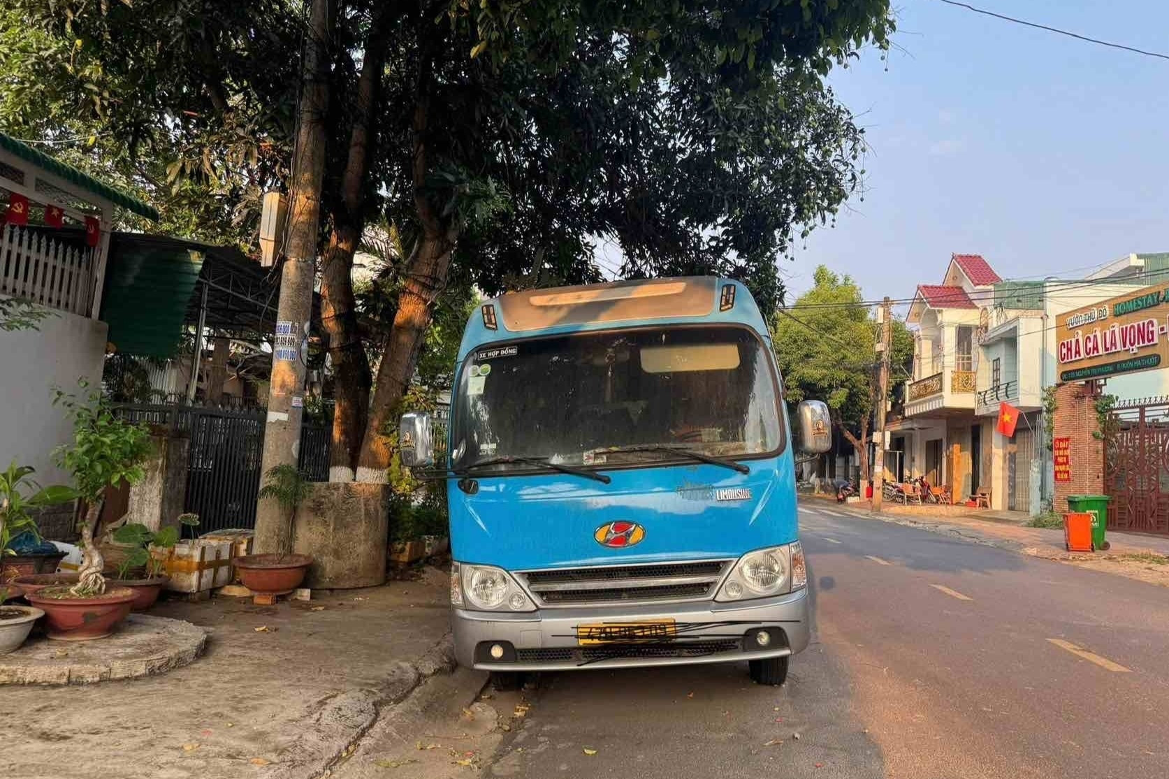 Xe khách 29 chỗ được di dời sau 7 tháng đậu trước nhà dân