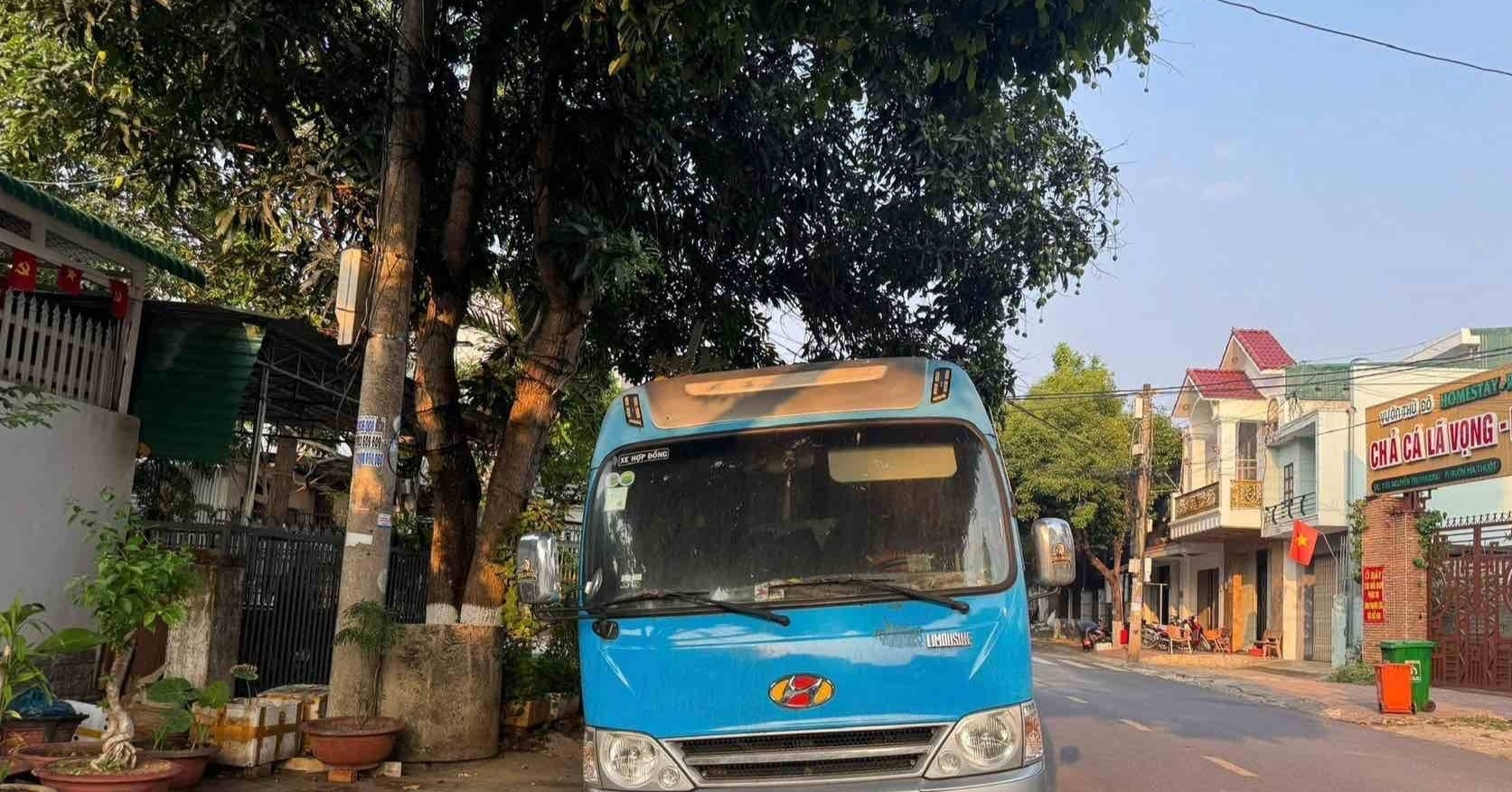 Xe khách 29 chỗ được di dời sau 7 tháng đậu trước nhà dân