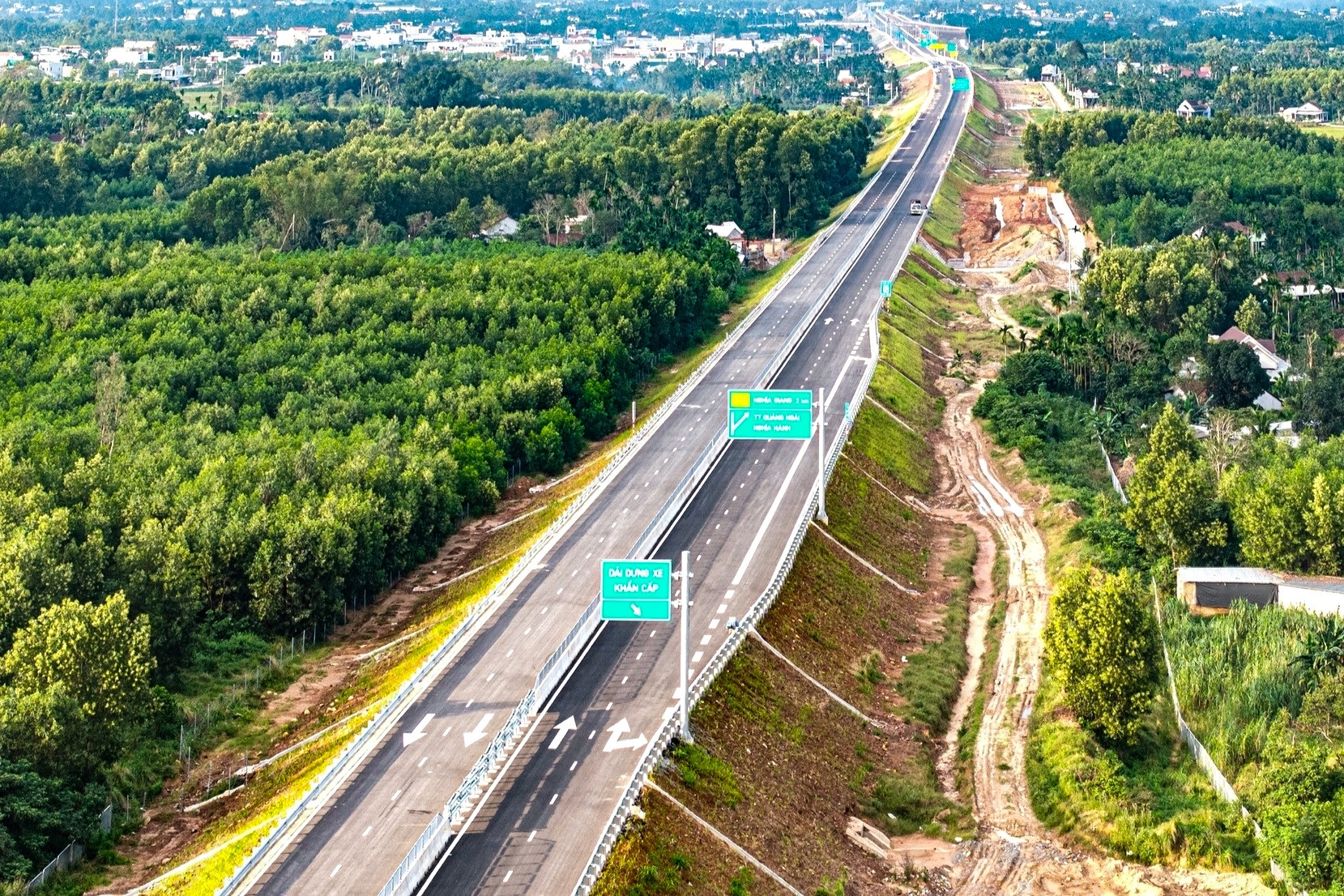 Xóa 'điểm nghẽn', cao tốc Bắc - Nam sắp thông xe toàn tuyến