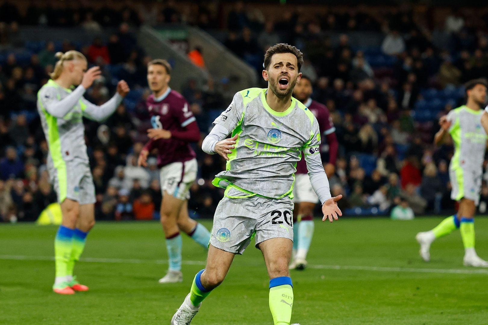 Nóng BXH Ngoại hạng Anh 2025/26 - Vòng 34: Man City chính thức soán ngôi đầu