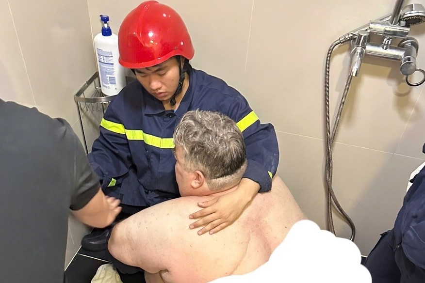 Gần 3 giờ giải cứu du khách Mỹ nặng 300kg mắc kẹt trong nhà vệ sinh