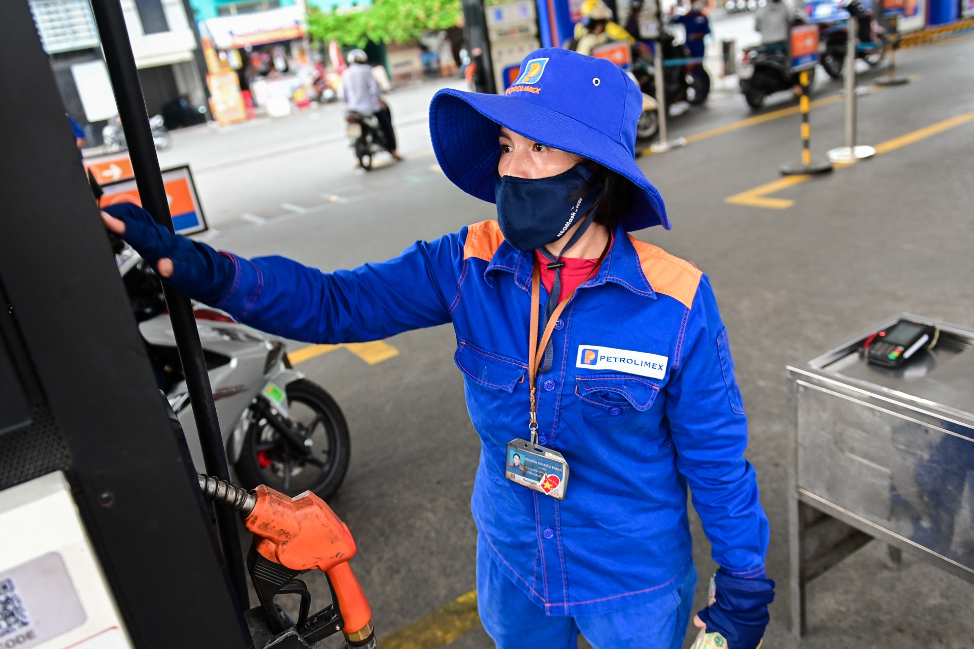 Giá xăng dầu hôm nay 23/4: Dầu thế giới tăng, giá trong nước giảm tiếp từ 15h