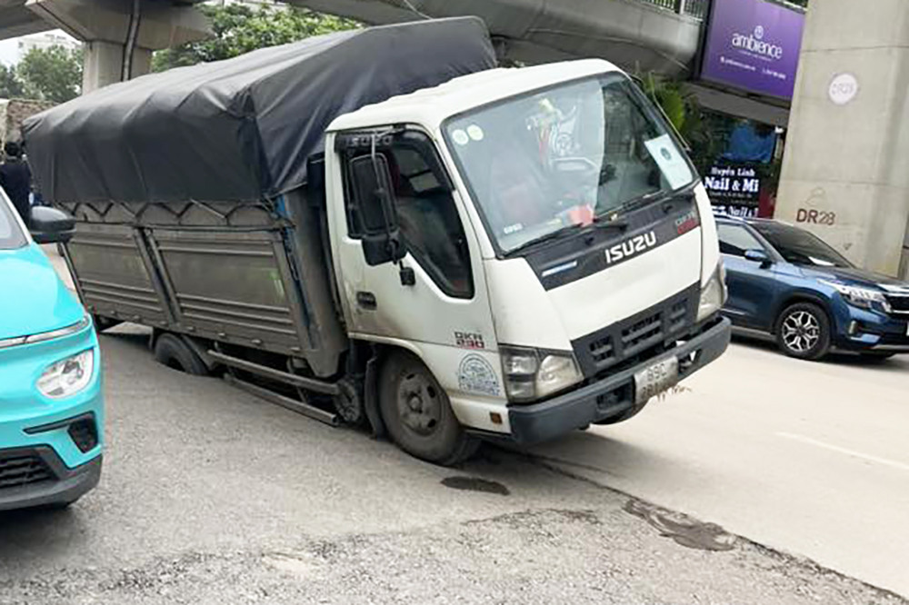  Hà Nội: Ô tô lại sụt hố trên đường Nguyễn Trãi, phải huy động máy xúc để giải cứu 