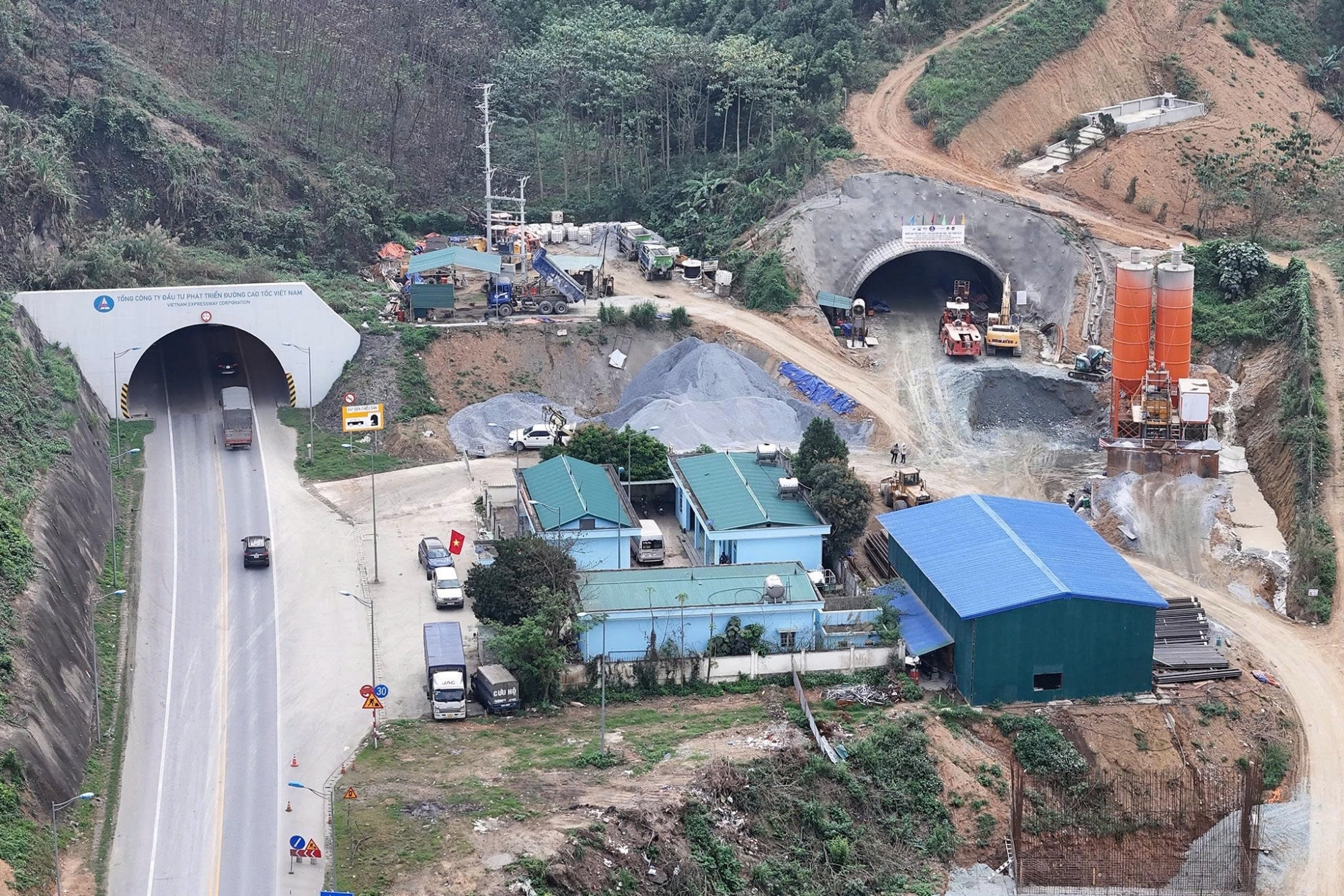 Cảnh thi công trên cao tốc Nội Bài - Lào Cai: Vừa làm vừa chạy, rủi ro khó lường