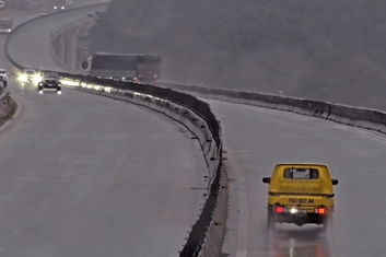 Clip xe tải tông biến dạng dải phân cách rồi lật ngang, cao tốc ùn tắc hàng km