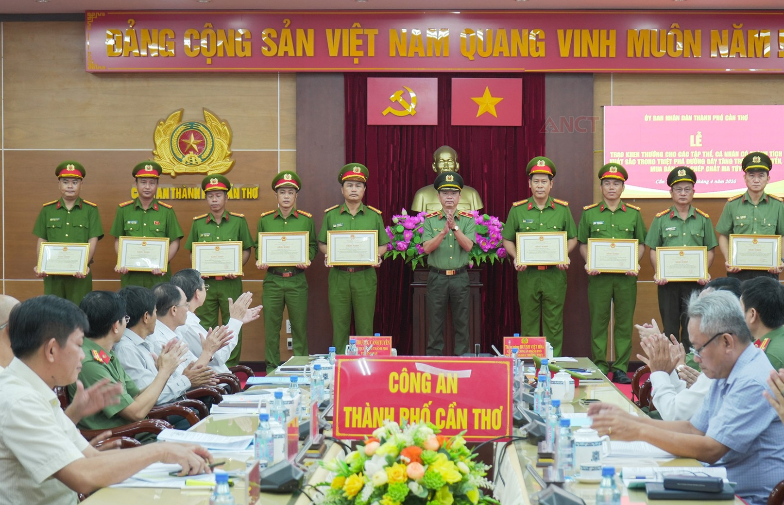 Công an Cần Thơ bắt 38 đối tượng, thu giữ 38kg ma túy và 4 khẩu súng