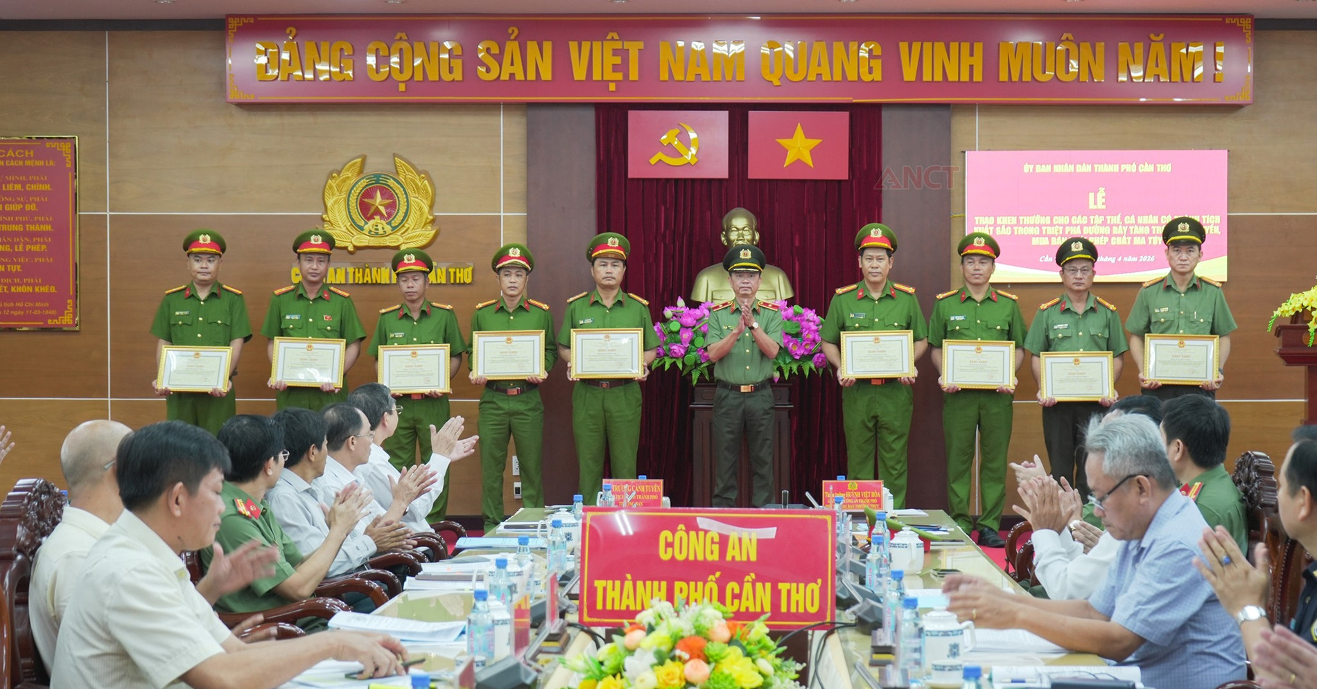 Công an Cần Thơ bắt 38 đối tượng, thu giữ 38kg ma túy và 4 khẩu súng
