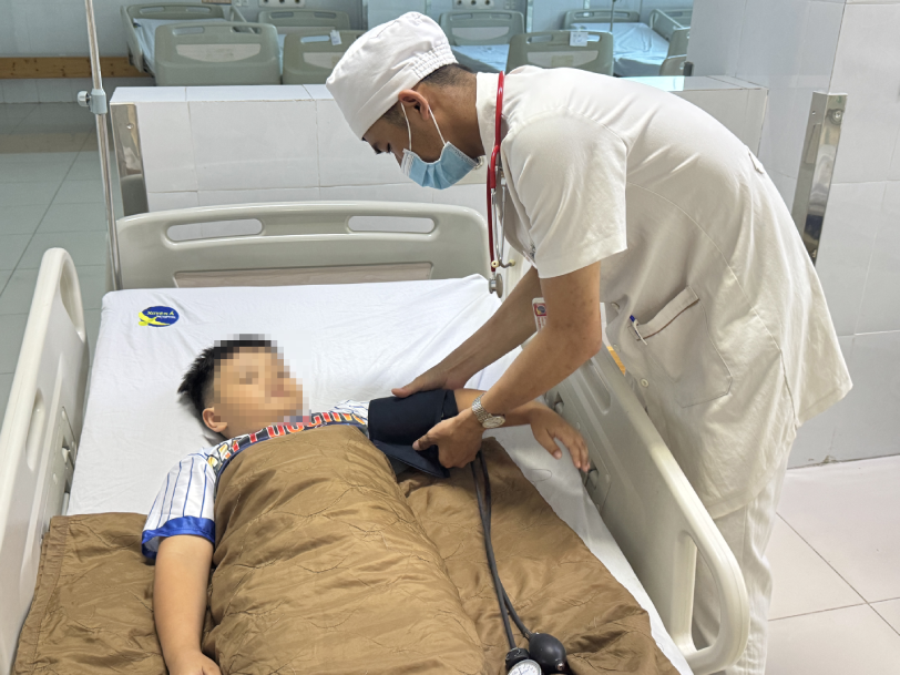 Điều dưỡng đang kiểm tra huyết áp cho bệnh nhi.png