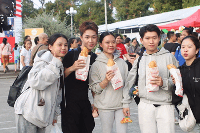 Đông nghịt người dân xếp hàng mua bánh mì tại lễ hội ở TPHCM