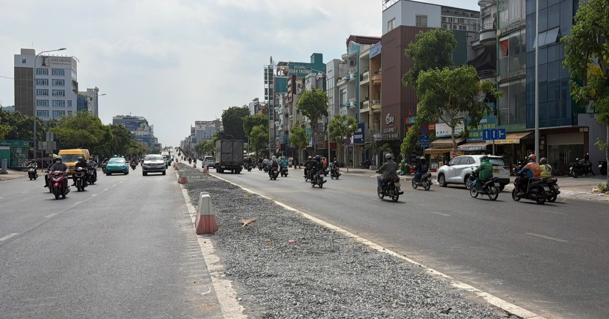 Đường kẹt xe nhất TPHCM lạ lẫm sau cuộc &amp;apos;phẫu thuật&amp;apos; xóa 3km dải phân cách