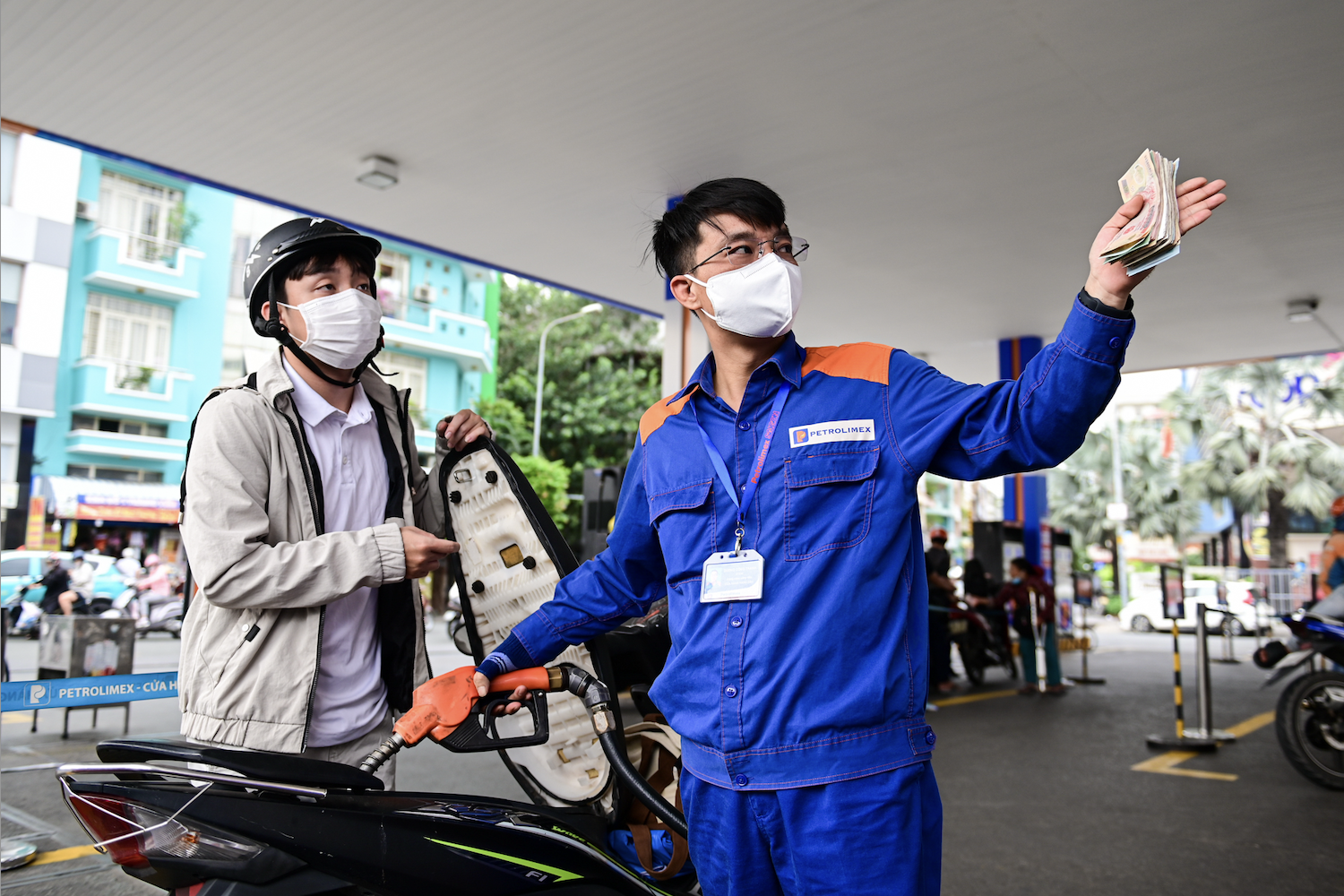 Bộ nêu lý do giá xăng dầu liên tục lao dốc từ đỉnh, một loại dầu đã giảm tới 18.000 đồng/lít