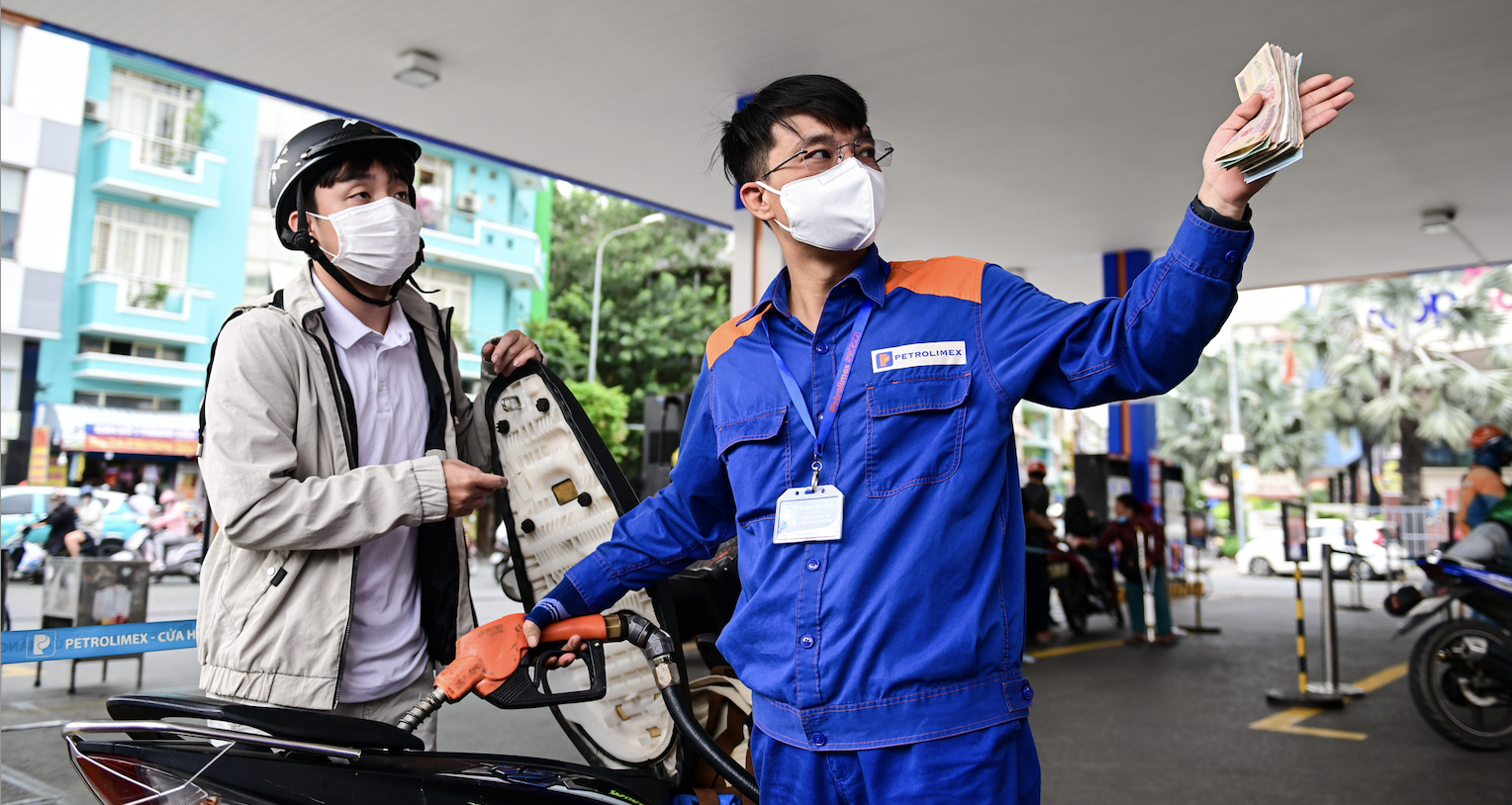 Bộ nêu lý do giá xăng dầu liên tục lao dốc từ đỉnh, một loại dầu đã giảm tới 18.000 đồng/lít