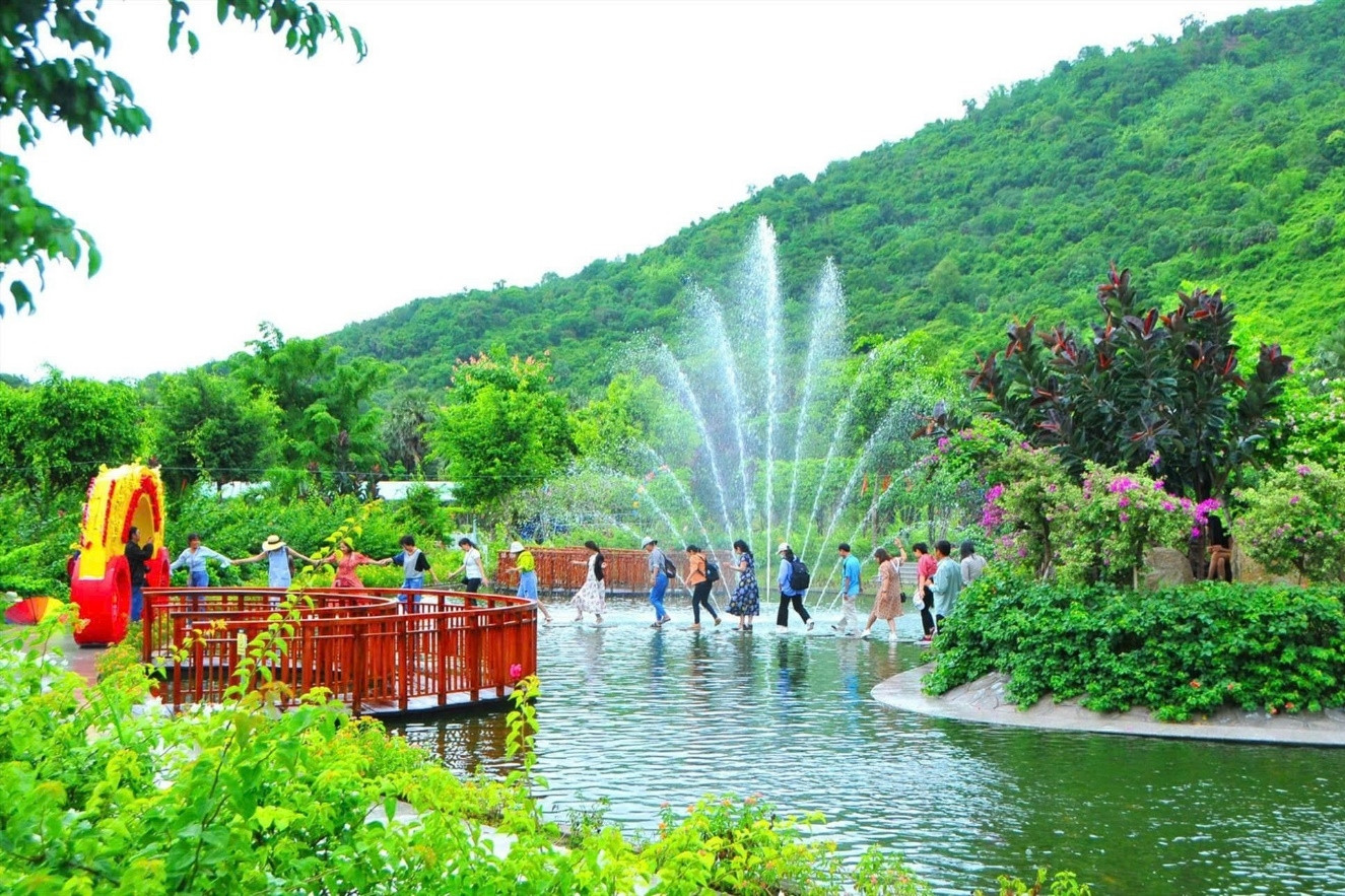 Giải nhiệt khác lạ ngay tại biển pin mặt trời