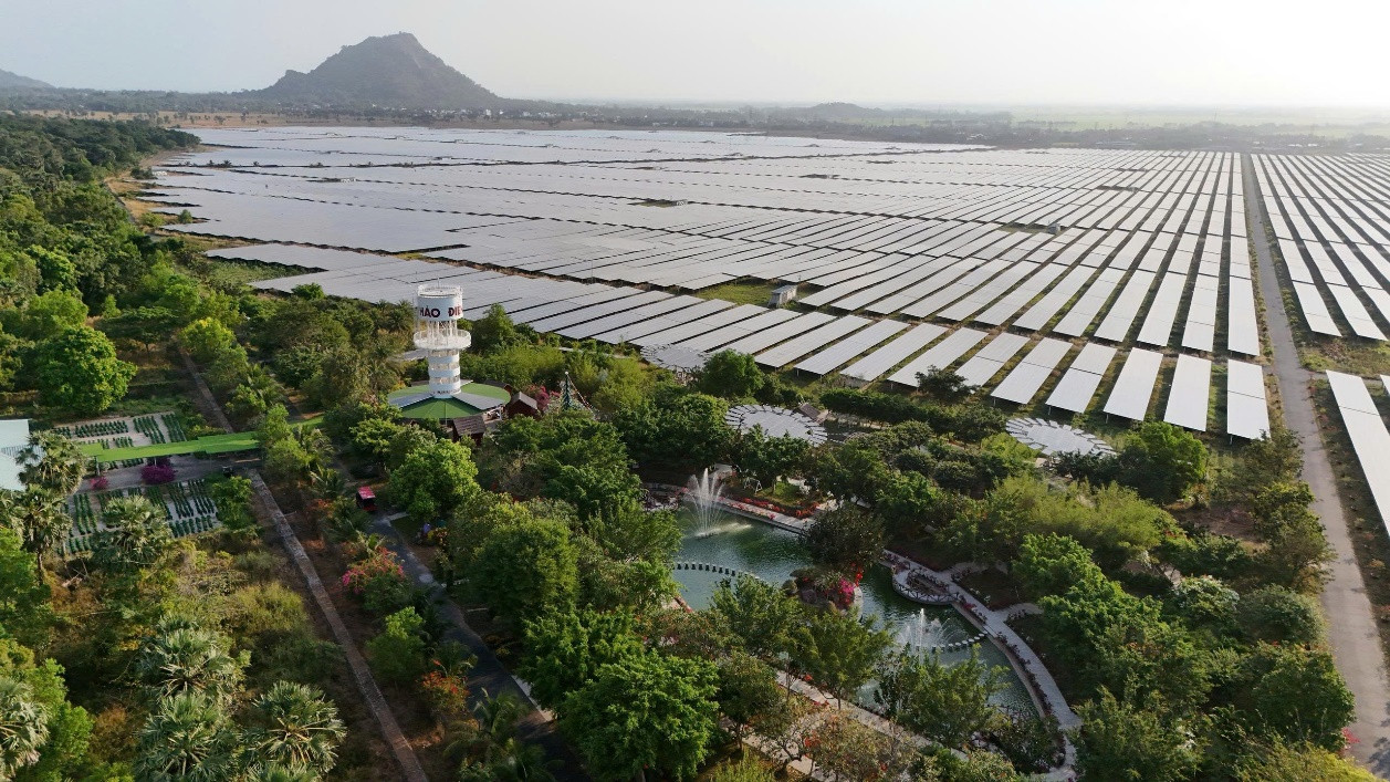 Hinh2_Một góc nhìn choáng ngợp về An Hảo Solar Farm. Hàng trăm ngàn tấm pin như ngàn đ.jpg