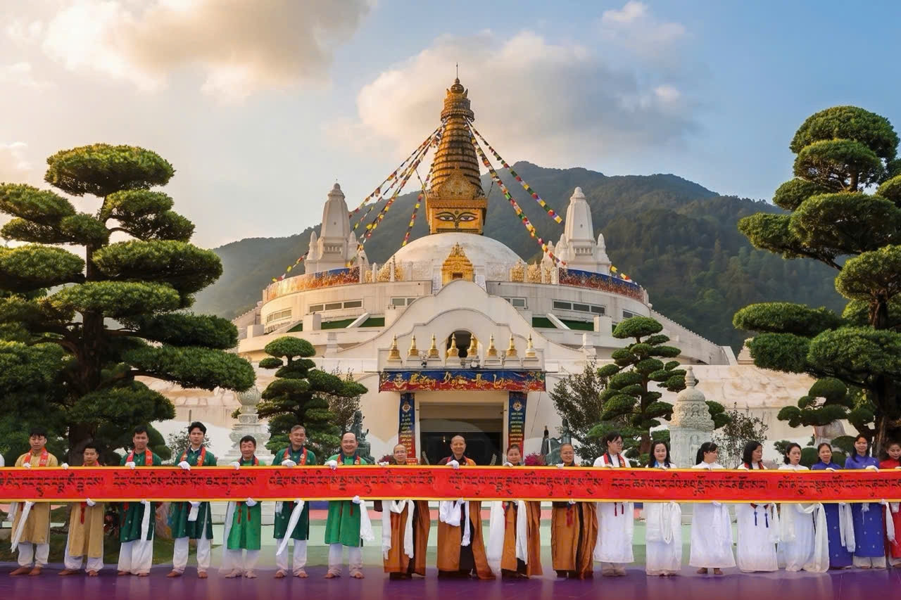 Khai mở cuộn thư pháp Đại Bi Quan Âm dài 200m truyền tải thông điệp hòa bình