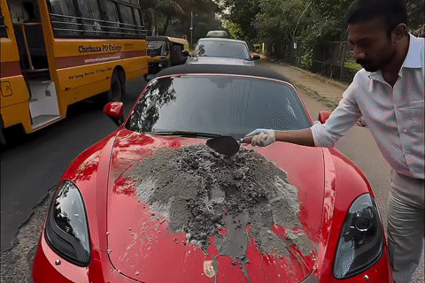 Khó hiểu thanh niên trộn bê tông trên nắp capo chiếc xe sang Porsche 718 Boxster