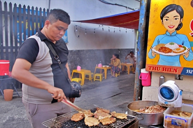 Lý do khiến giám đốc ở TPHCM bỏ việc để mở lại quán cơm tấm bình dân của mẹ