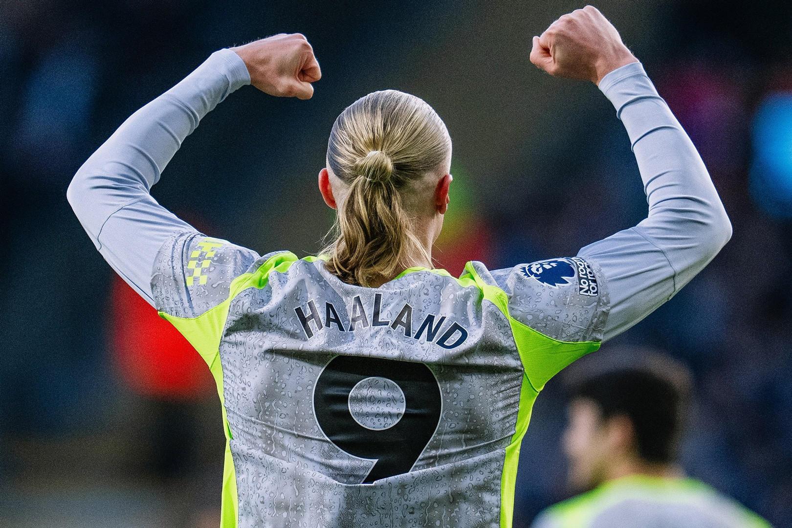 Man City vượt Arsenal dẫn đầu Premier League: Đẳng cấp là đây