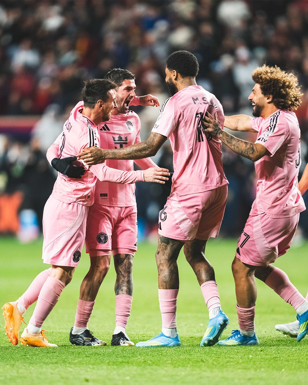 https://static-images.vnncdn.net/vps_images_publish/000001/000003/2026/4/23/messi-inter-miami-2-1105.jpg
