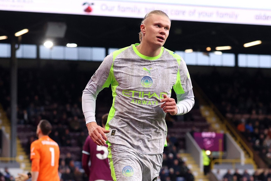 Thắng trận đá bù, Man City vượt Arsenal leo lên đầu bảng