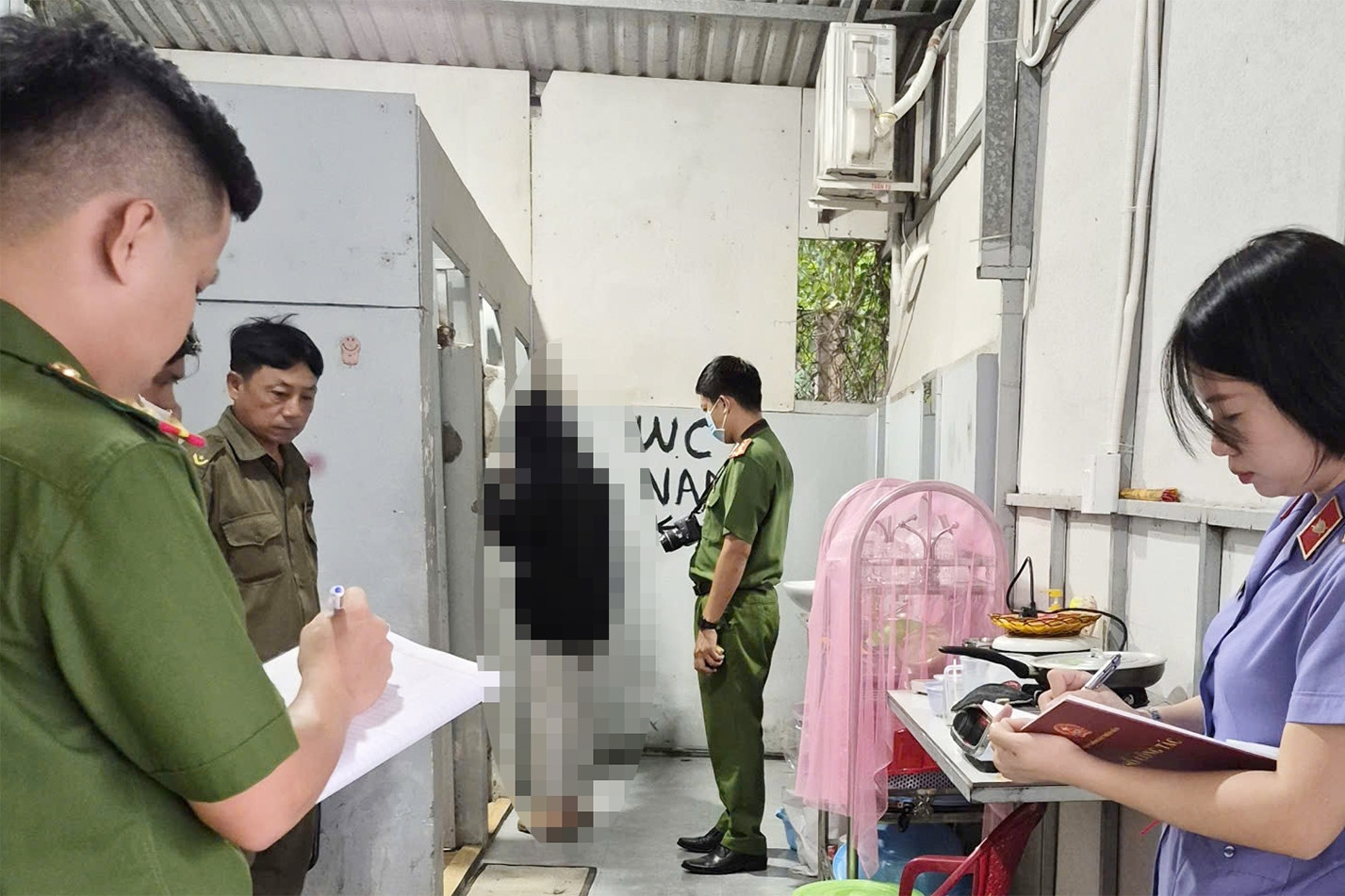  Nam thanh niên dùng clip ‘nóng’ tống tiền, xâm hại bé gái 