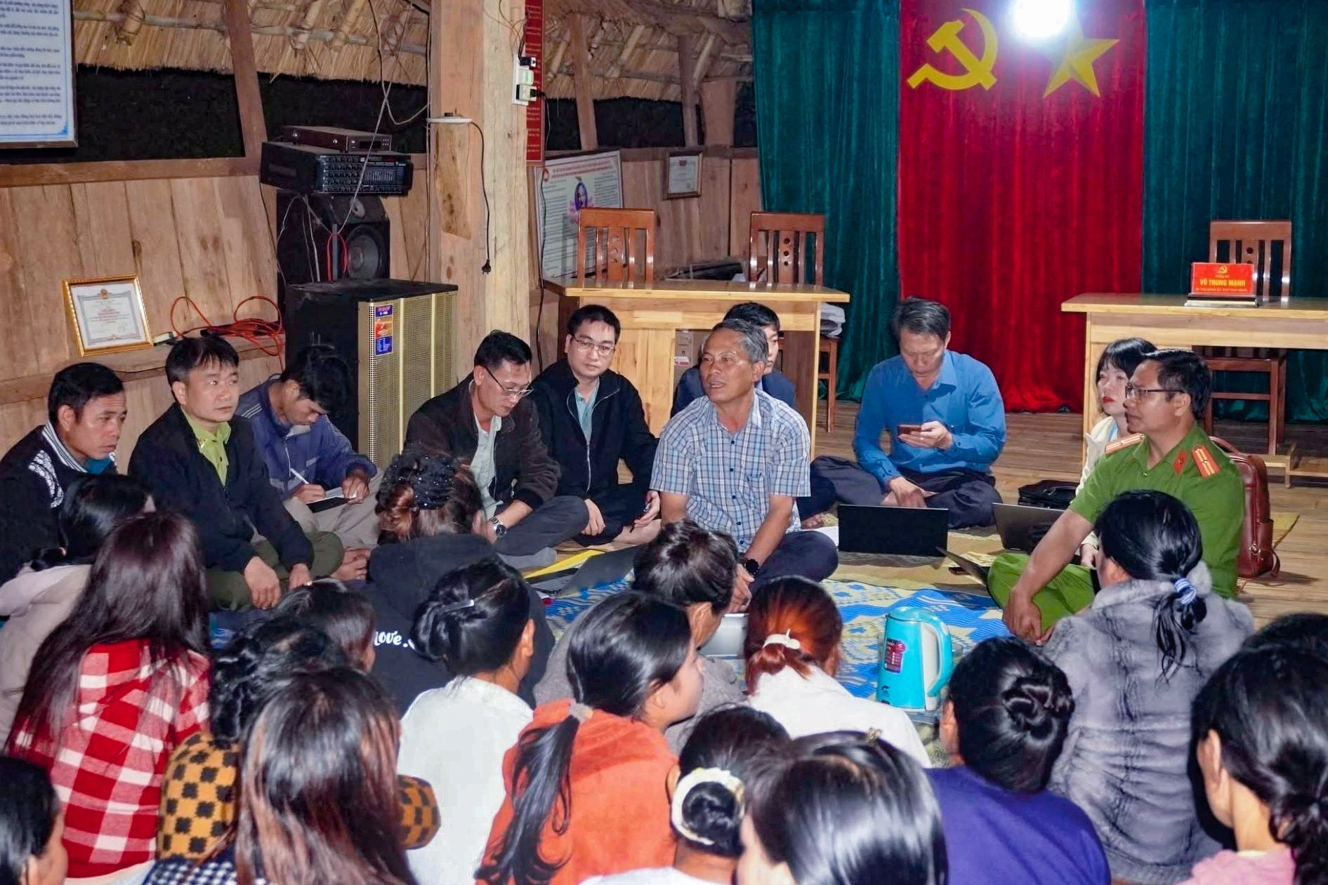 Ngồi với dân giữa đêm, Bí thư xã gỡ từng chuyện nóng ở cơ sở