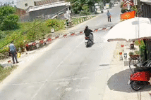 Nhân viên đường sắt đá người đàn ông tông gãy gác chắn khi tàu sắp chạy qua