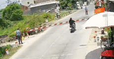 Nhân viên đường sắt đá người đàn ông tông gãy gác chắn khi tàu sắp chạy qua