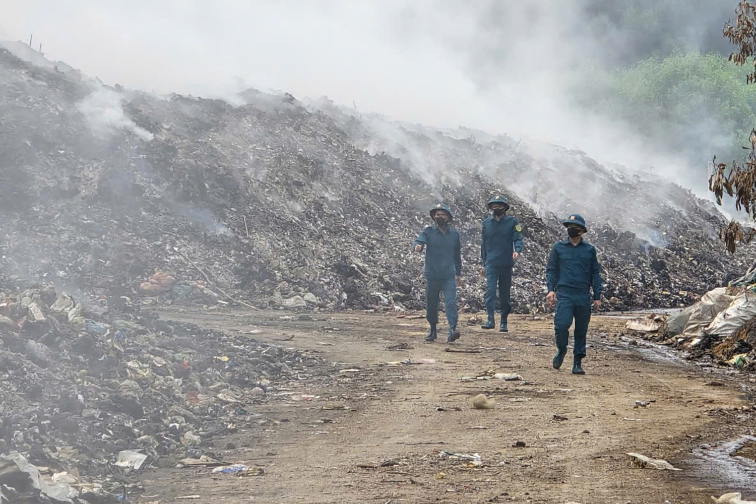  ‘Núi rác’ cháy âm ỉ suốt 10 ngày, mùi hôi và khói trắng đục lan vào khu dân cư 