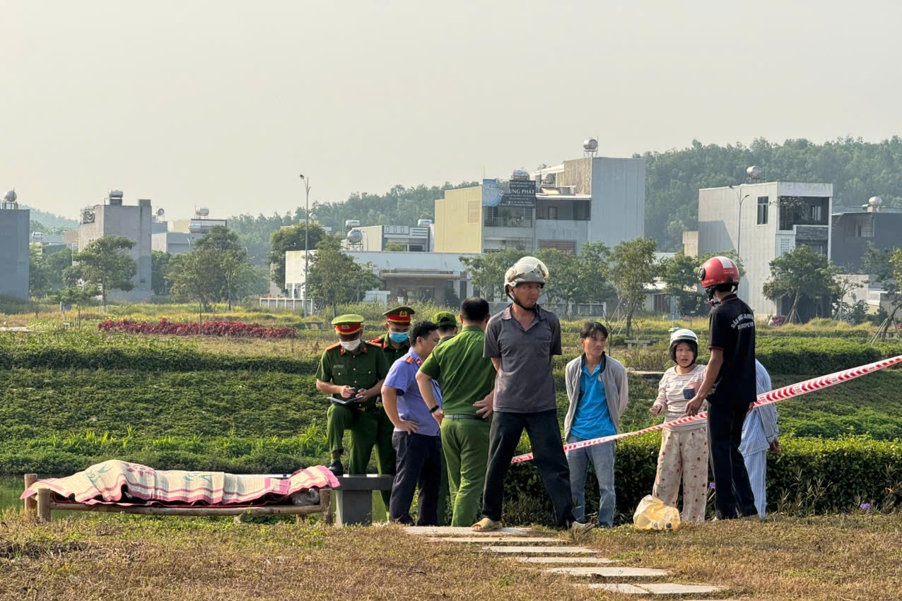 Phát hiện thiếu nữ tử vong dưới hồ sinh thái trong khu dân cư