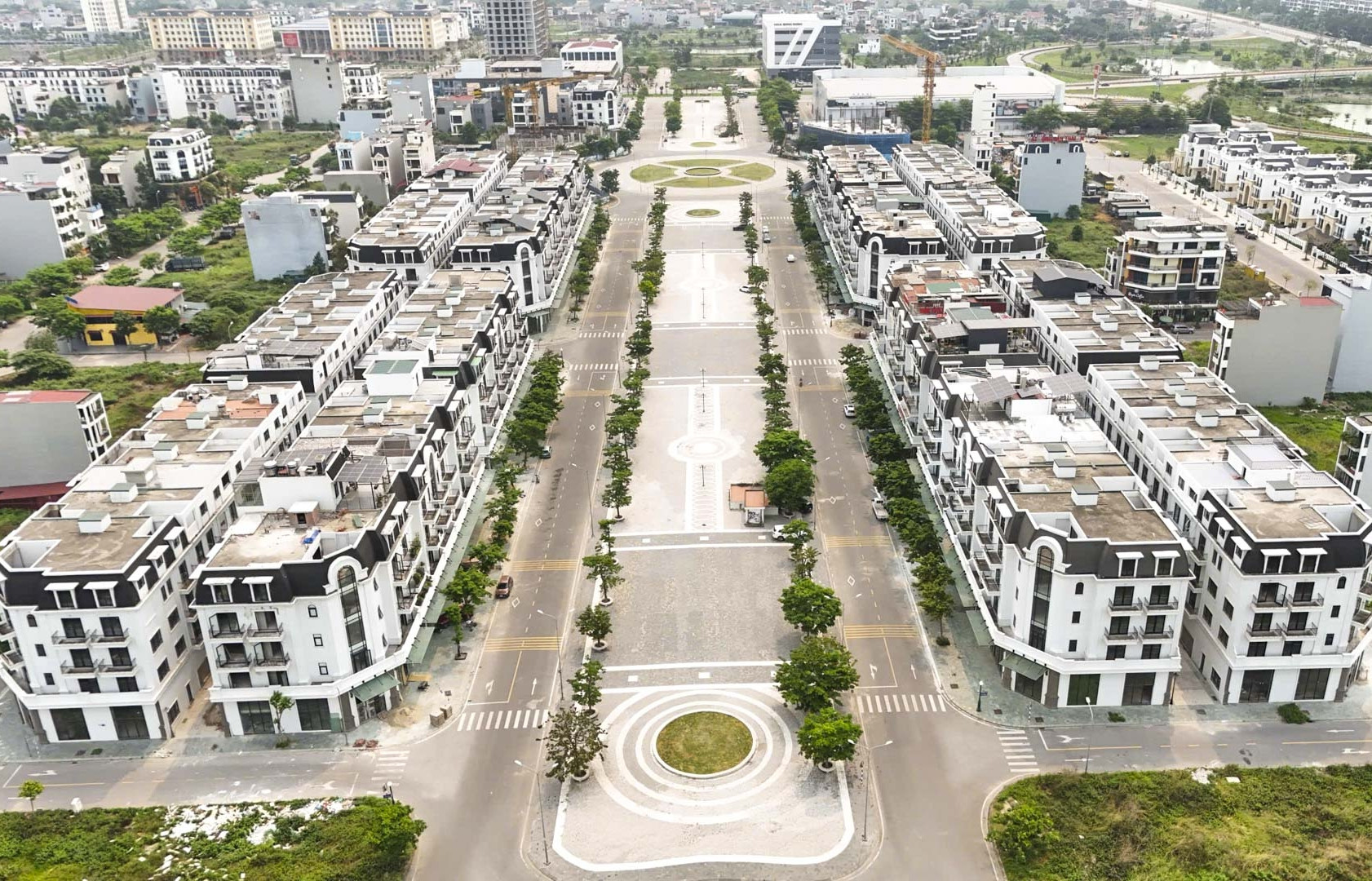 Phố đi bộ nghìn tỷ tại Bắc Giang vắng bóng cư dân, biệt thự để hoang