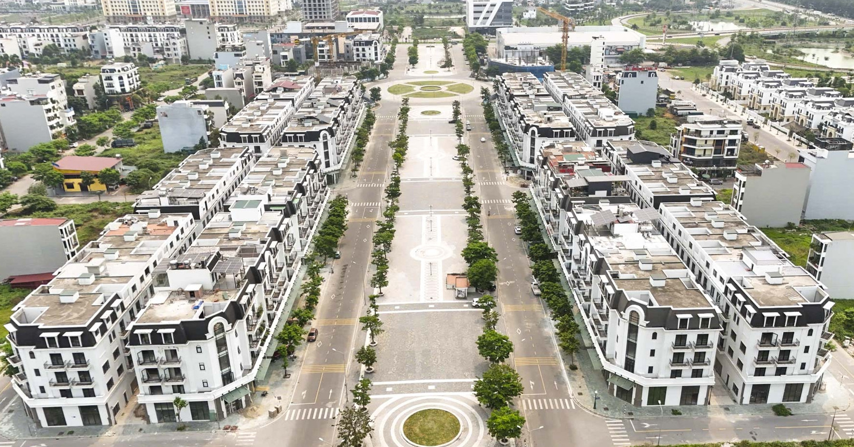 Phố đi bộ nghìn tỷ Bắc Giang hoang vắng, cỏ mọc um tùm