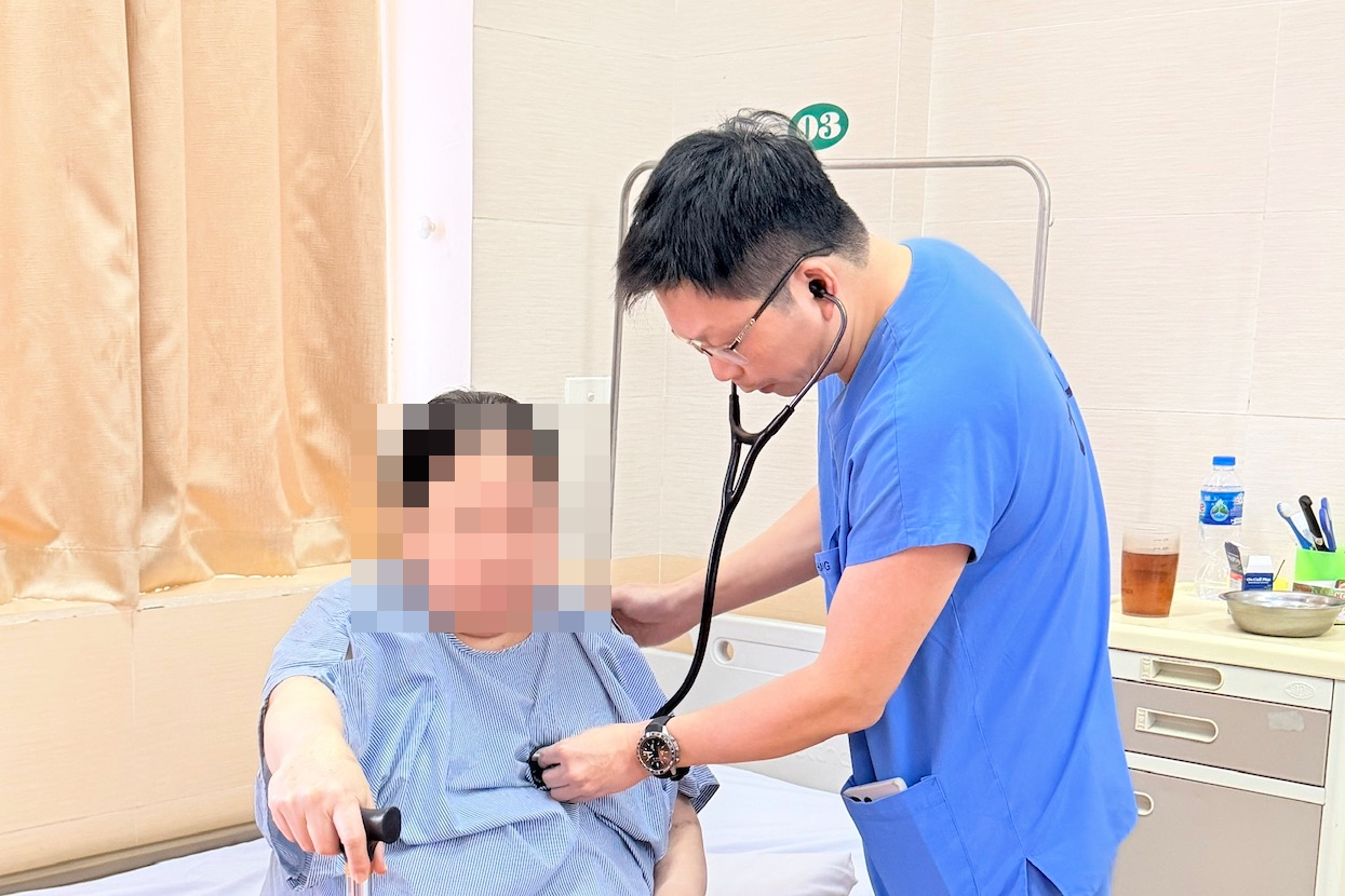 Phó giáo sư cảnh báo nguy cơ cắt cụt chi ở tình huống ngâm chân với rượu gừng