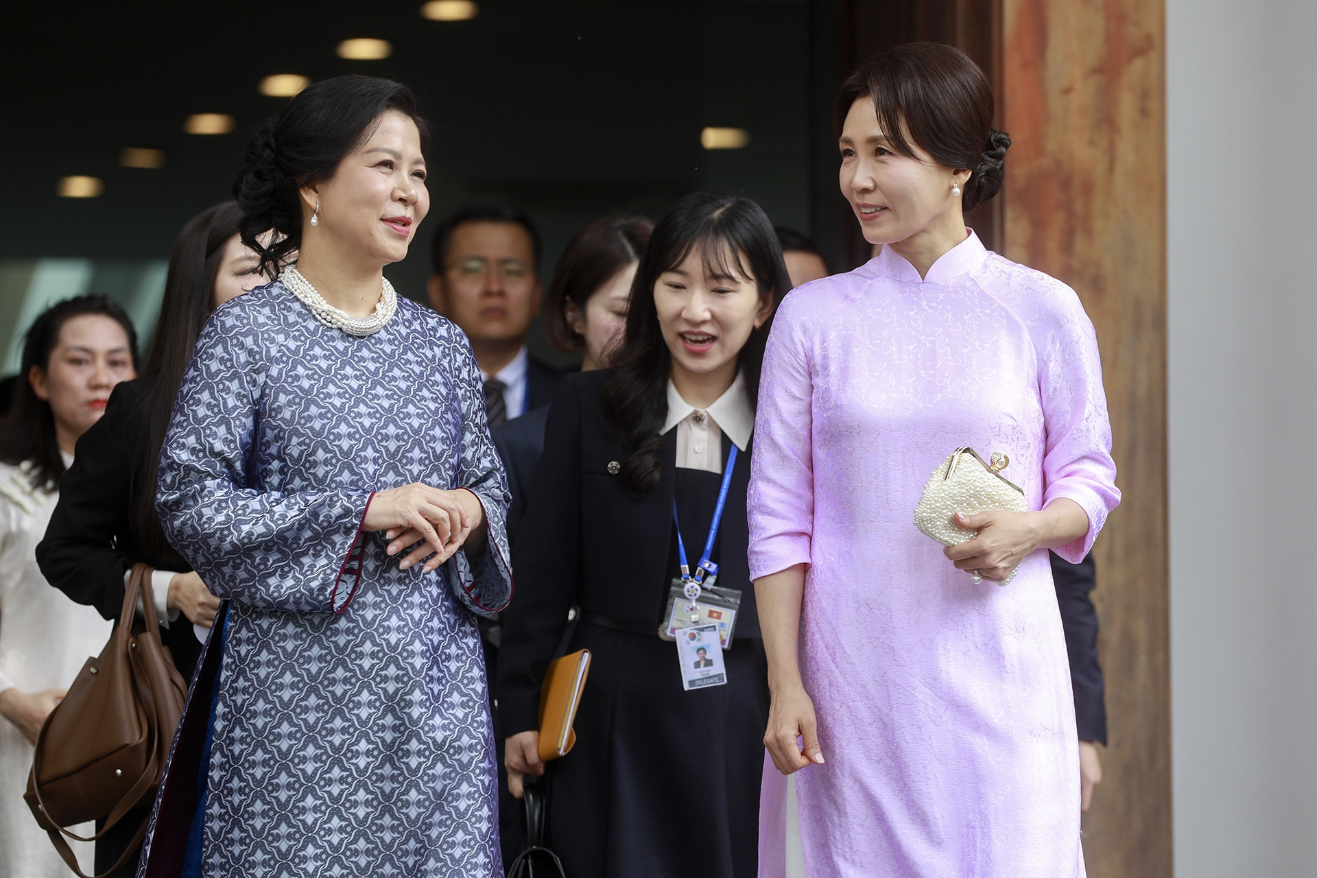 Phu nhân Tổng thống Hàn Quốc mặc áo dài, xem múa rối nước tại bảo tàng