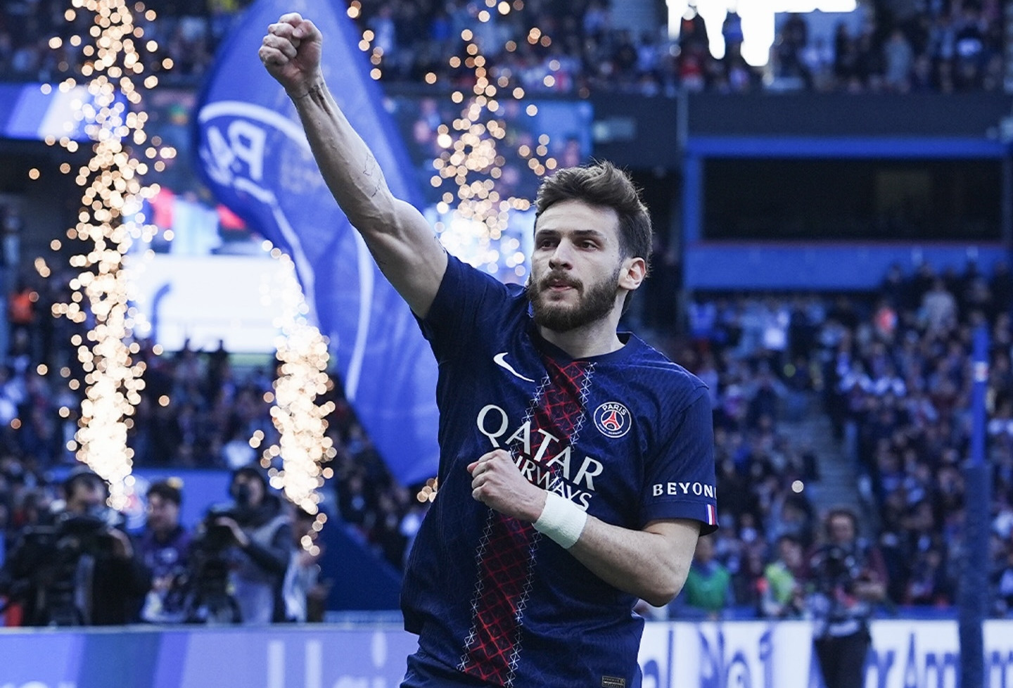 PSG thị uy sức mạnh, củng cố ngôi đầu Ligue 1