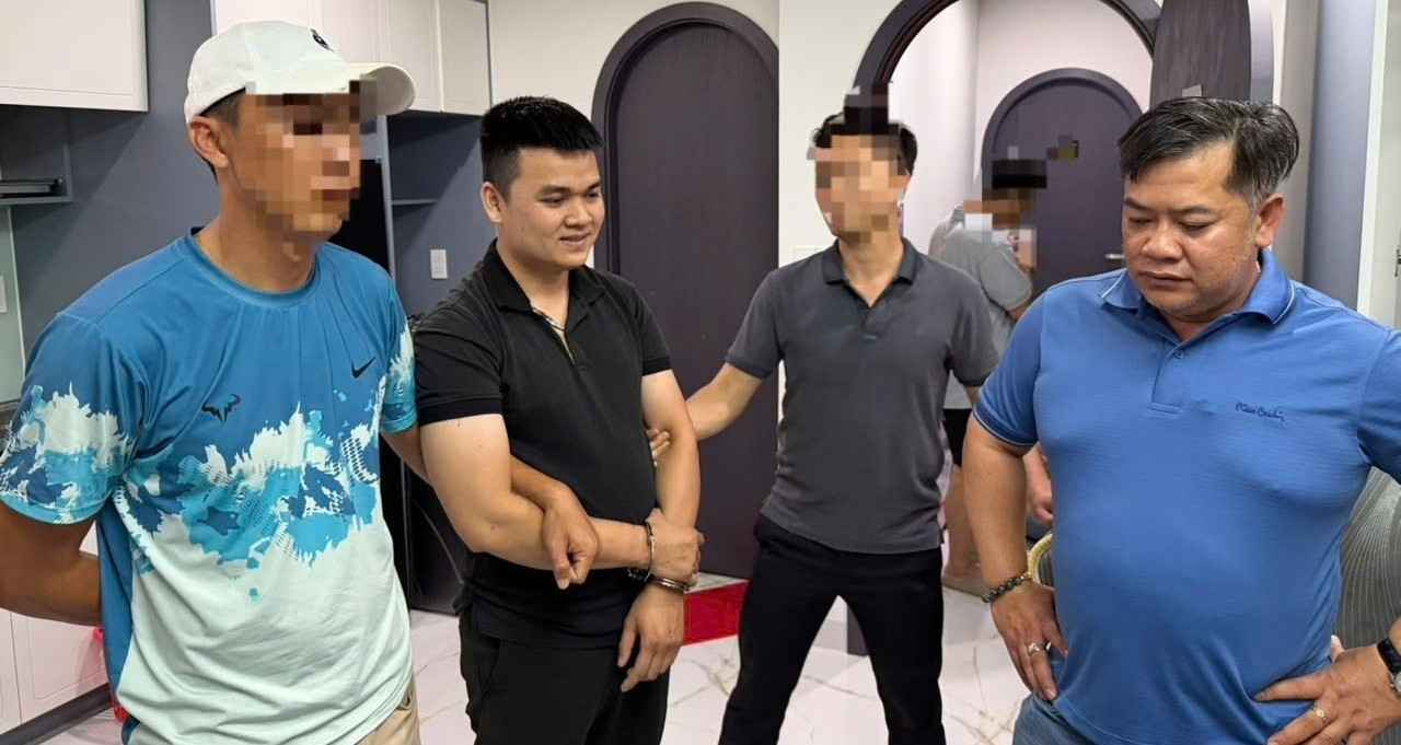 Quá trình &amp;apos;tóm gọn&amp;apos; trùm ma túy khi đang ở cùng vợ tại khu đô thị
