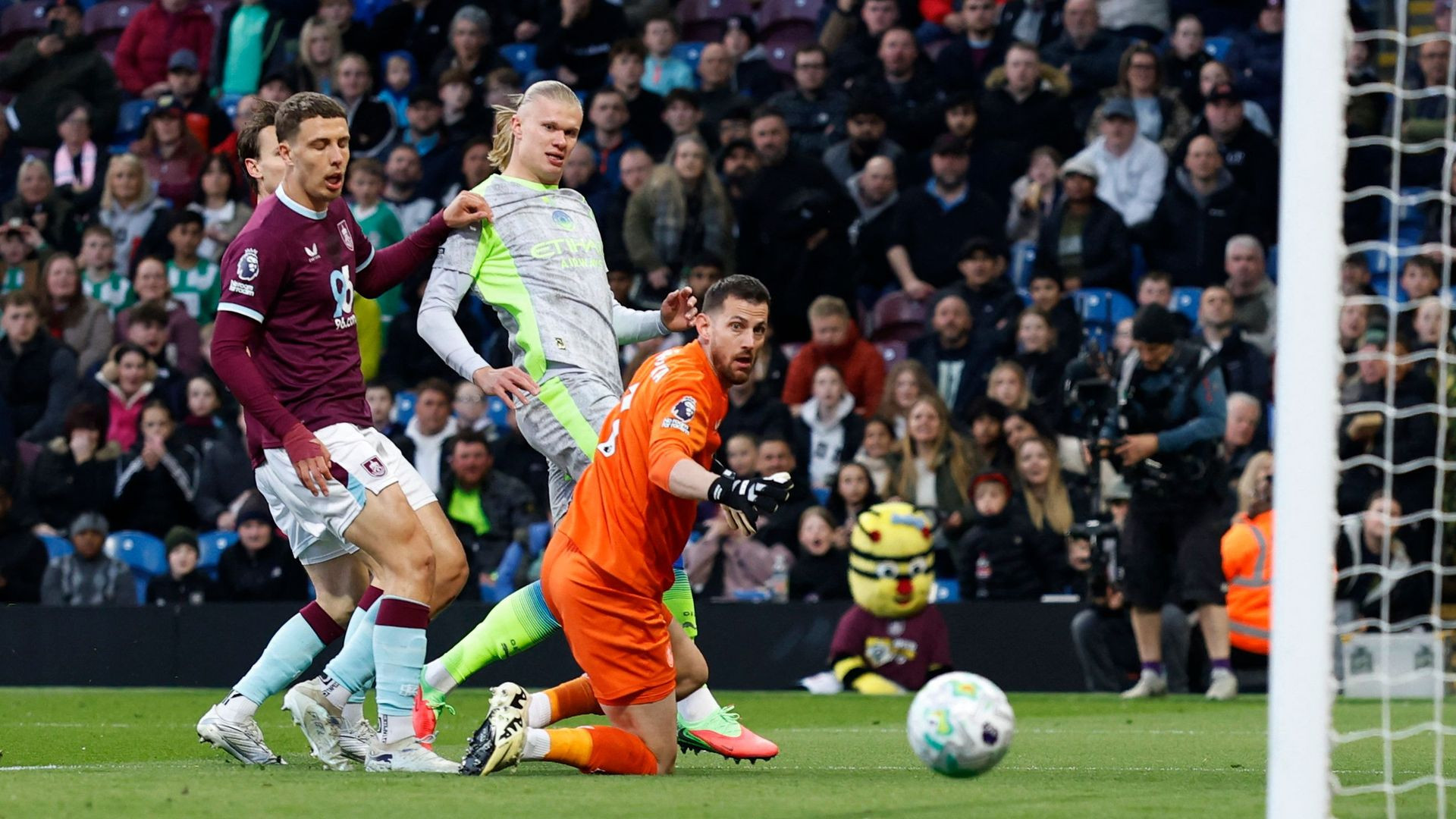 resources_premierleague_pulselive_com 2026 04 22T190330Z_753437692_UP1EM4M1GXTIZ_RTRMADP_3_SOCCER ENGLAND BUR MCI (1).jpg