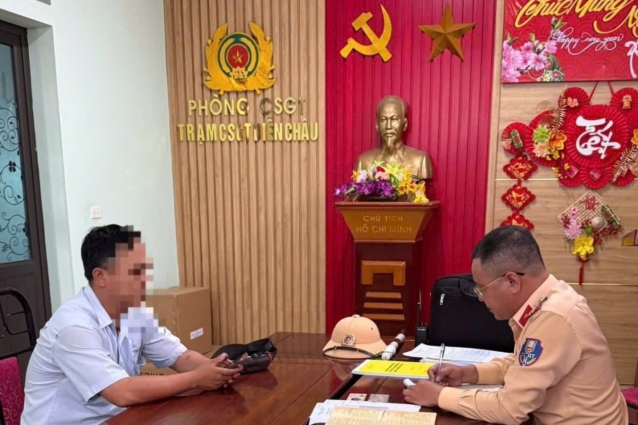 Tài xế ô tô tải cố tình vượt đèn đỏ đường sắt, đâm hỏng gác chắn