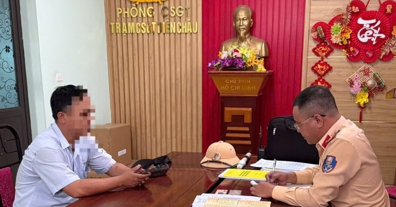 Tài xế ô tô tải cố tình vượt đèn đỏ đường sắt, đâm hỏng gác chắn