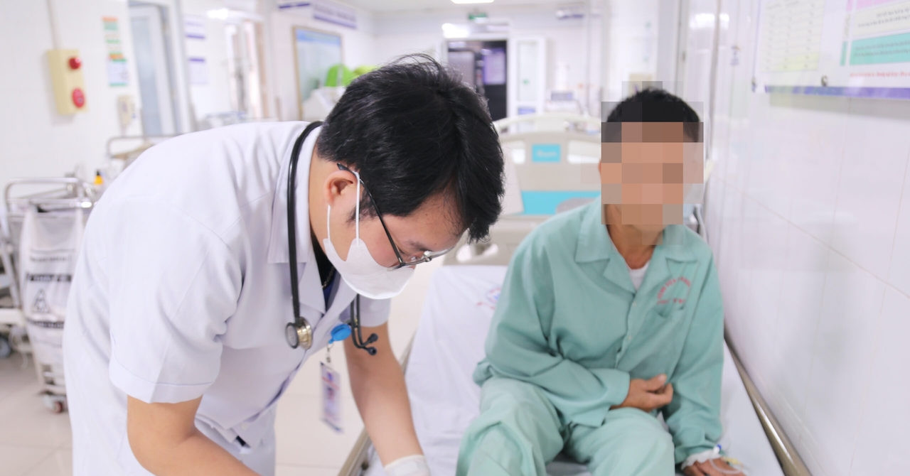 Tiêm 30 lọ huyết thanh cứu chủ trang trại nuôi hàng nghìn con rắn