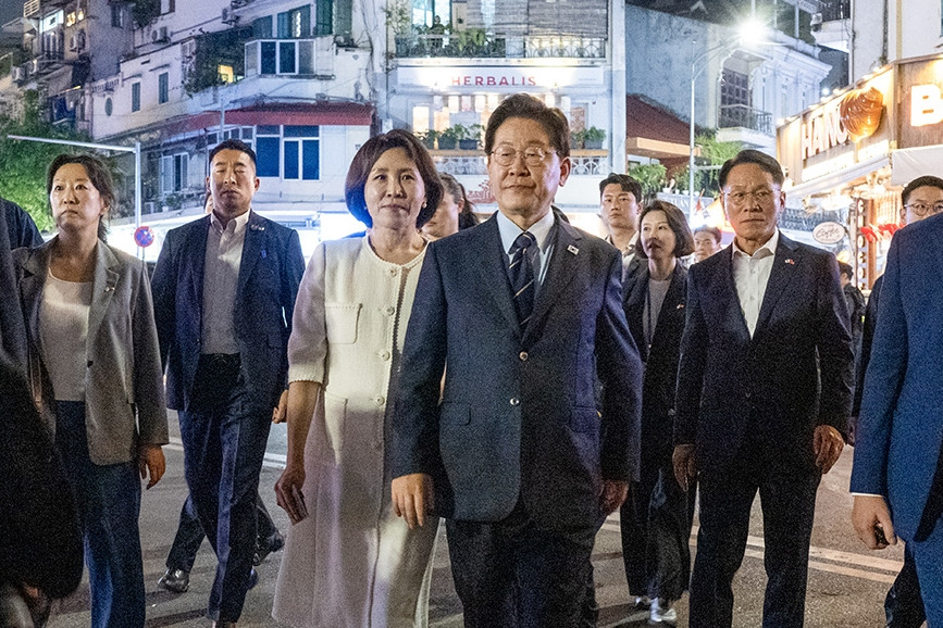  Tổng thống Hàn Quốc và phu nhân dạo quanh Hồ Gươm, thưởng thức kem Thủy Tạ 