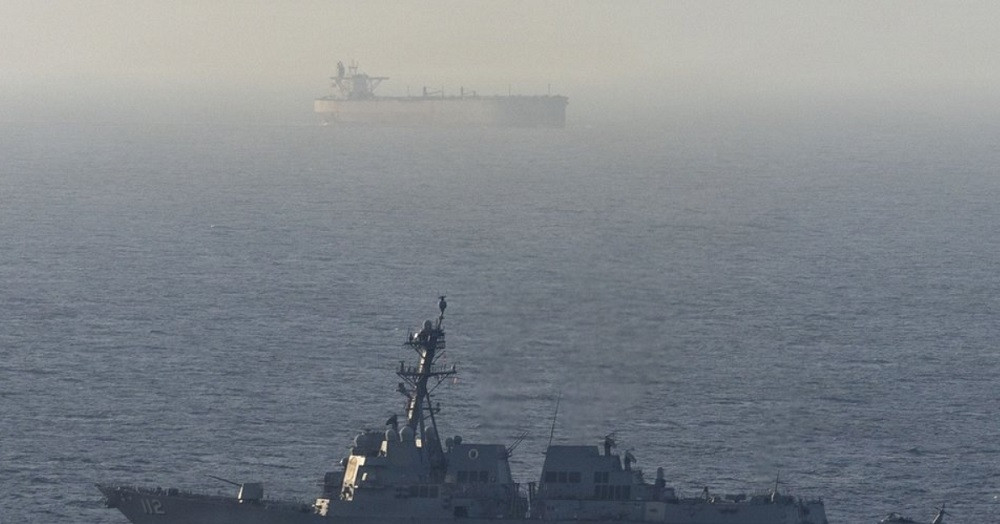 Washington phản ứng vụ Iran bắt tàu ở Hormuz, Bộ trưởng Hải quân Mỹ từ nhiệm