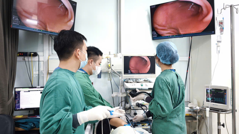 Người đàn ông cấp cứu sau bữa ăn với thịt ngan luộc 0noisoi.png