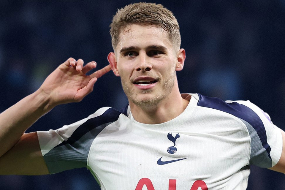 Tin tức về chuyển nhượng 24/4: MU ký Van de Ven, Barca lấy Lisandro