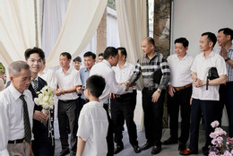 anh nhà gái đón tiếp nhà trai.jpg