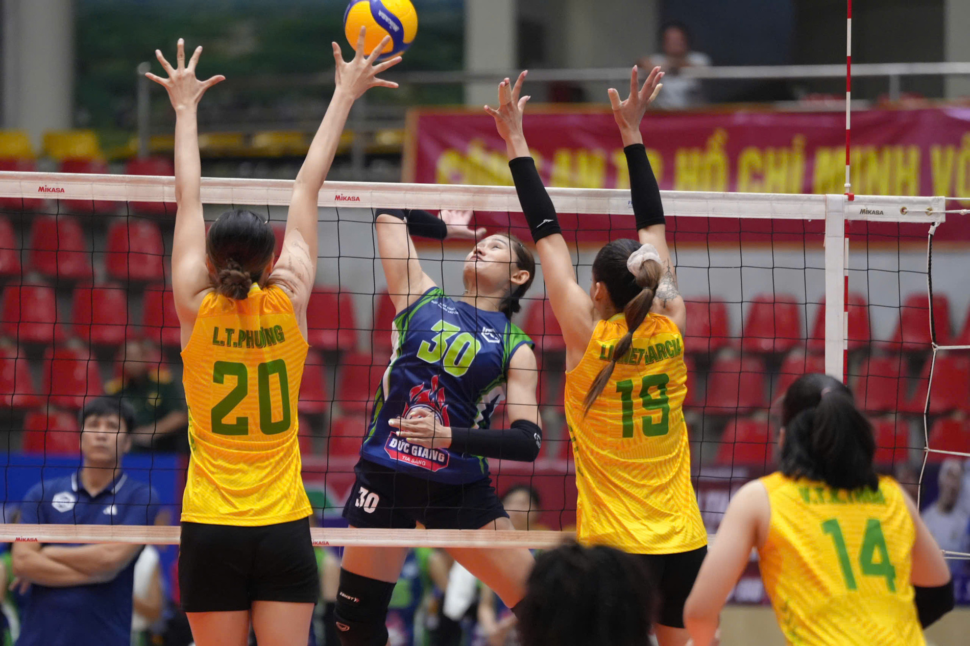 bong chuyen cup hung vuong 1.jpg