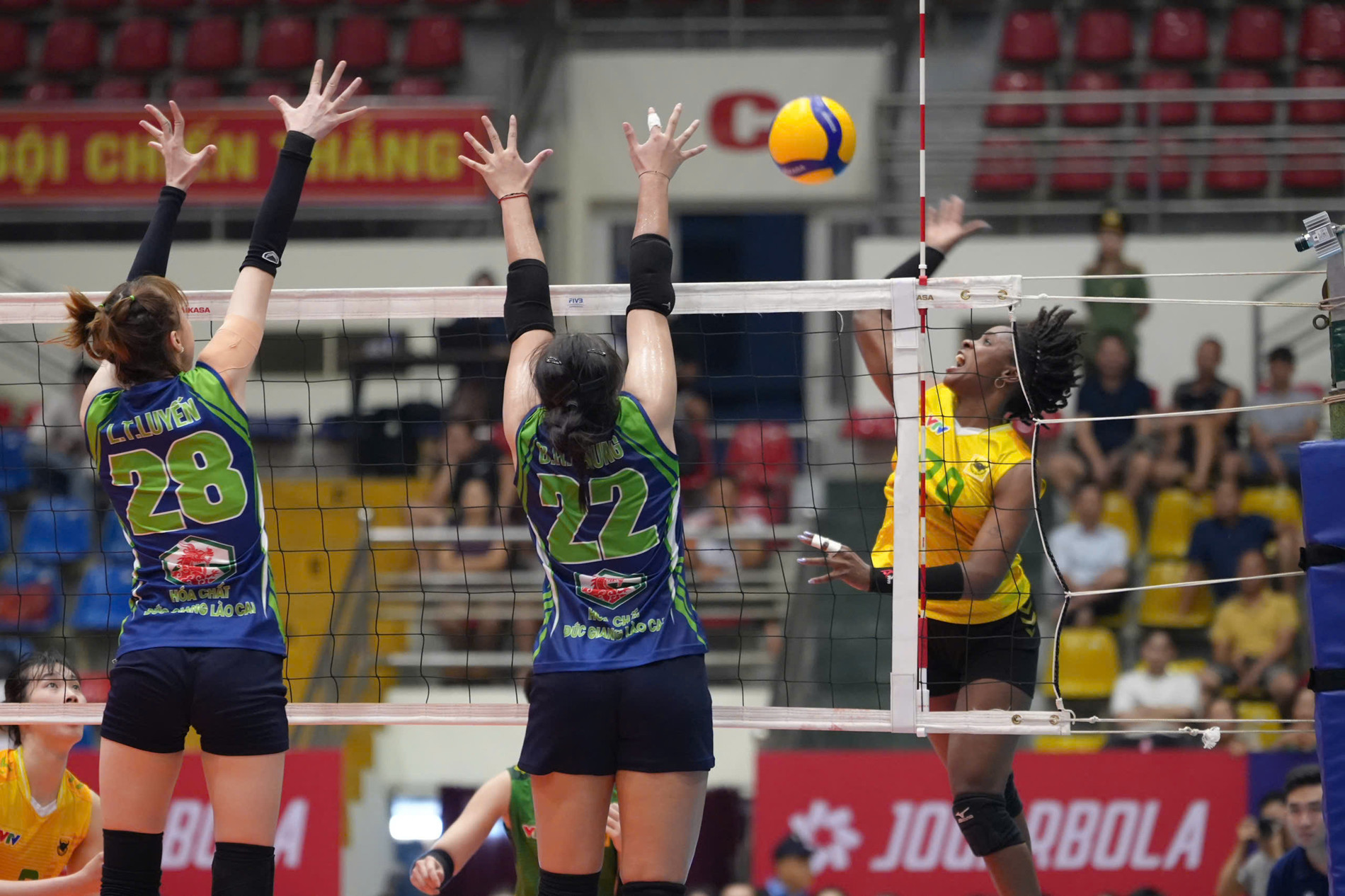 bong chuyen cup hung vuong 8.jpg