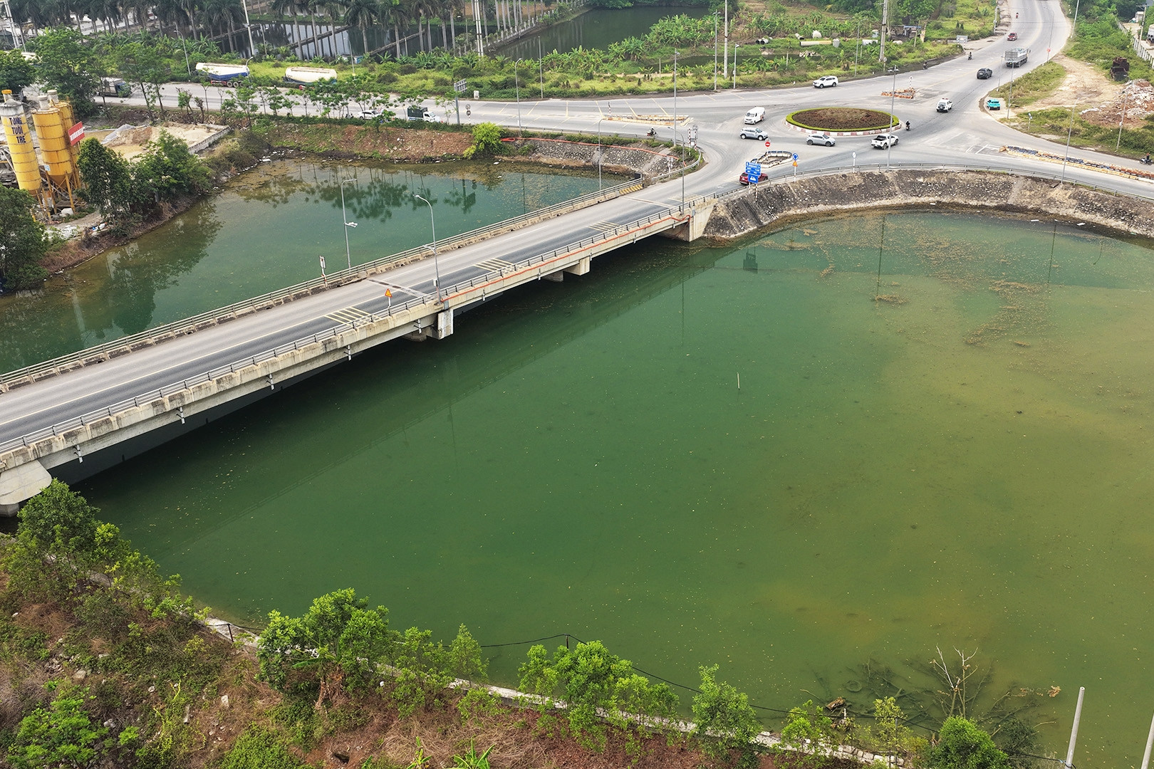  Cảnh khác lạ tại hồ nước thải của công ty hoá chất từng phủ váng vàng dày đặc 