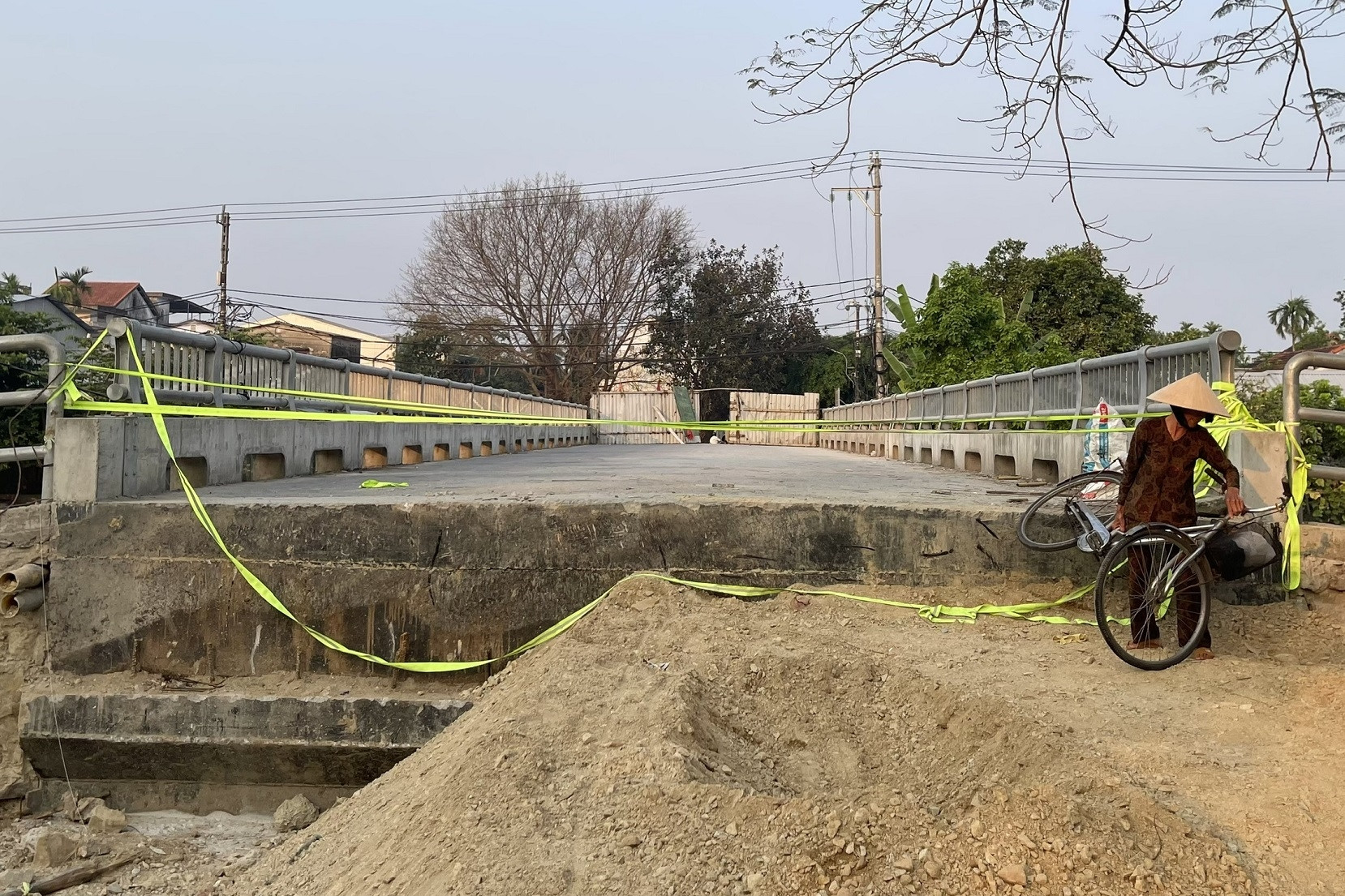 Cầu tiền tỷ xây xong phải rào chắn lại, lãnh đạo phường nêu lý do liên quan 5 hộ dân