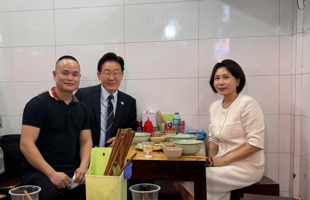 Chủ quán phở Hà Nội kể 25 phút hồi hộp đón Tổng thống Hàn Quốc và phu nhân